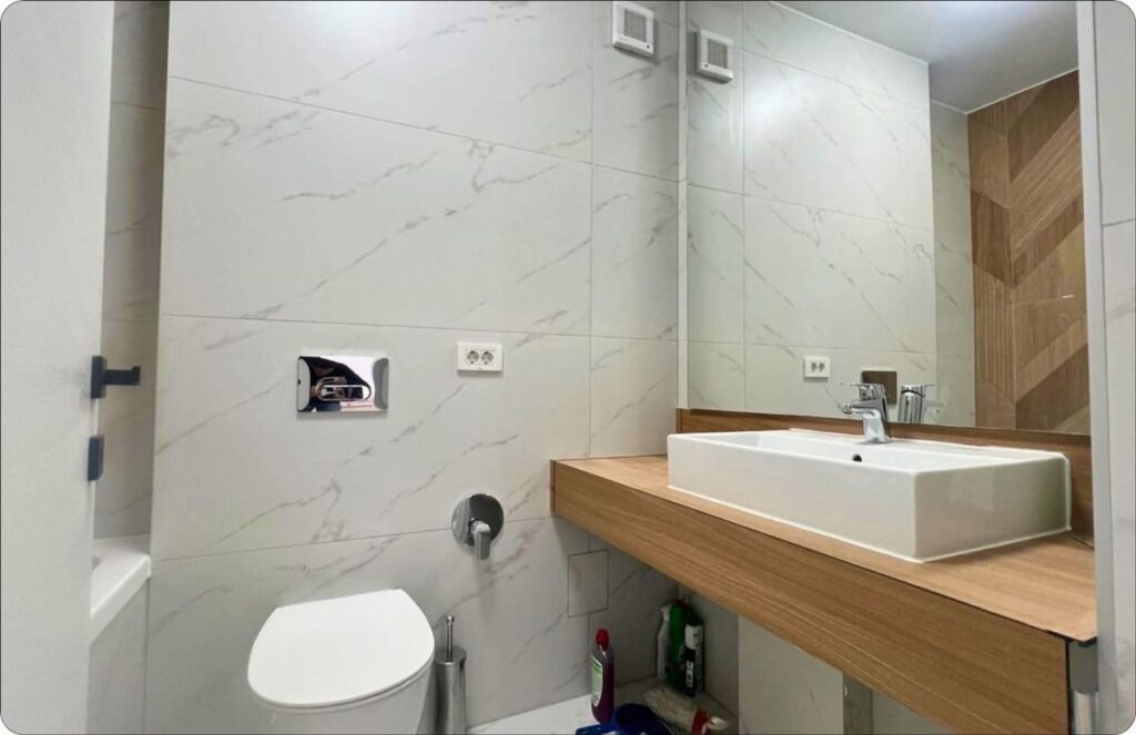 Blat în decor lemn cu lavoar dreptunghiular aplicat