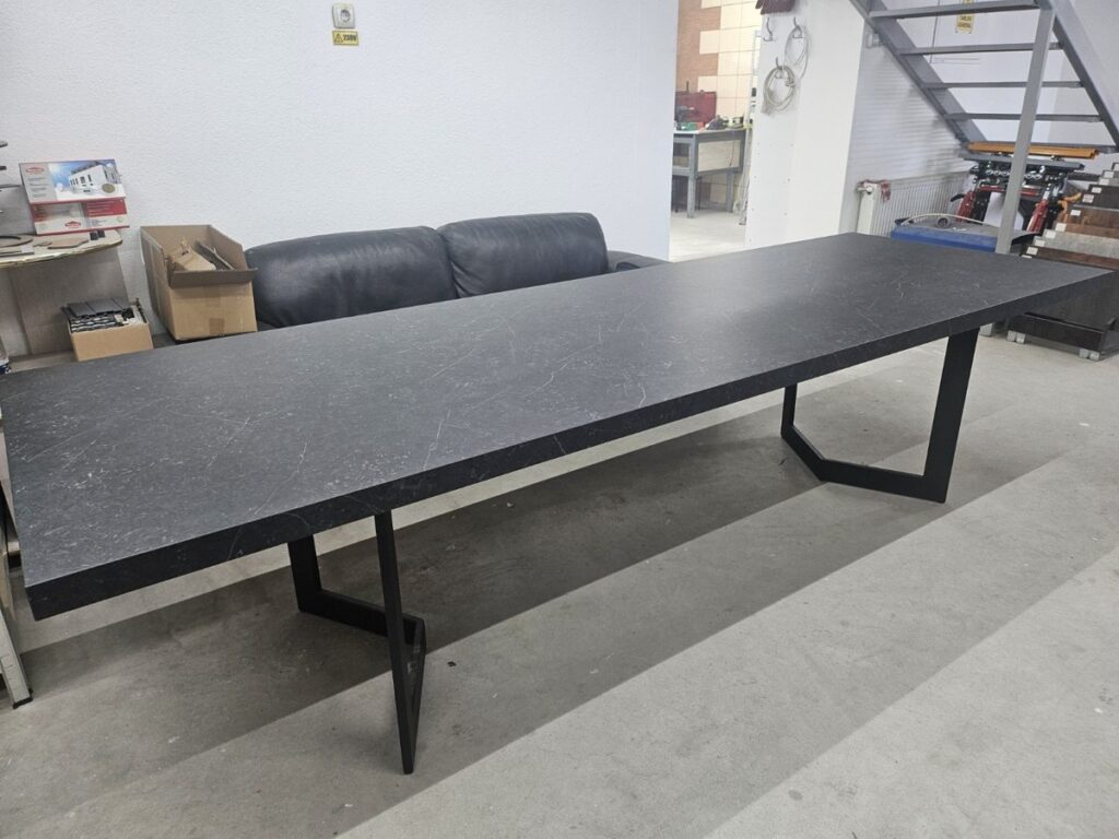 Masă dining cu blat închis și cadru metalic deschis