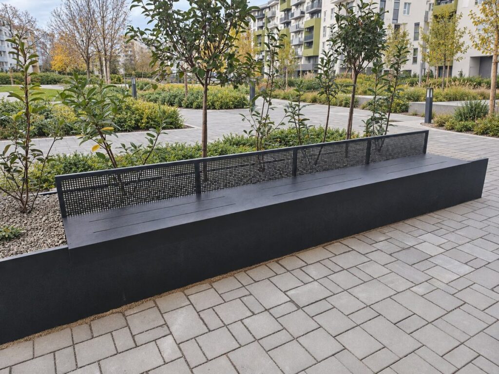 Bancă masivă integrată lângă jardiniere