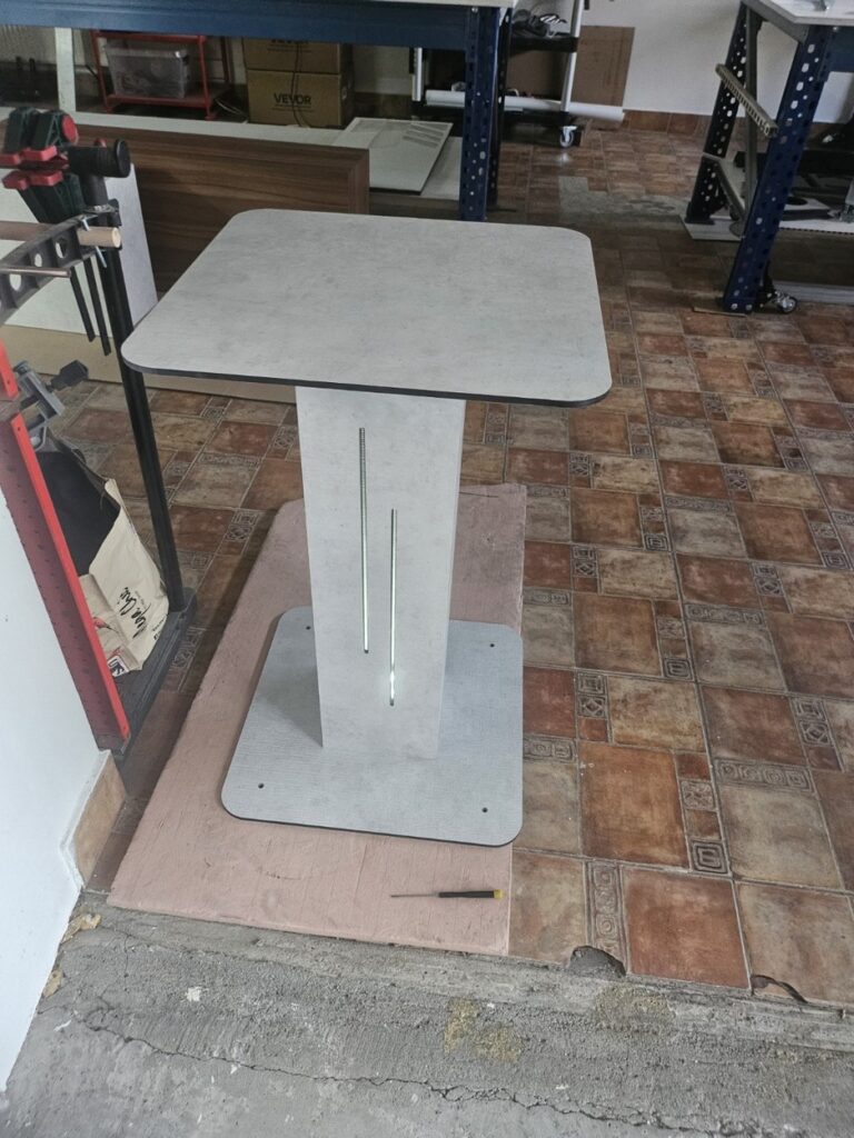 Masă compactă cu picior casetat