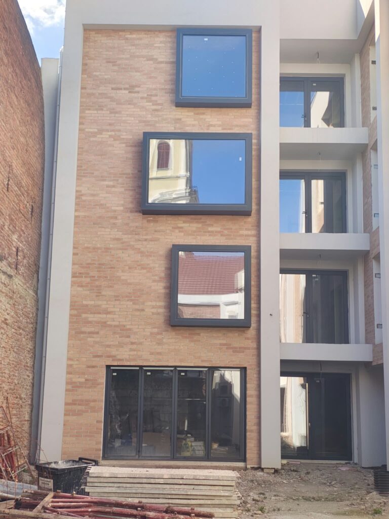 Ancadrament volumetric pentru ferestre exterioare