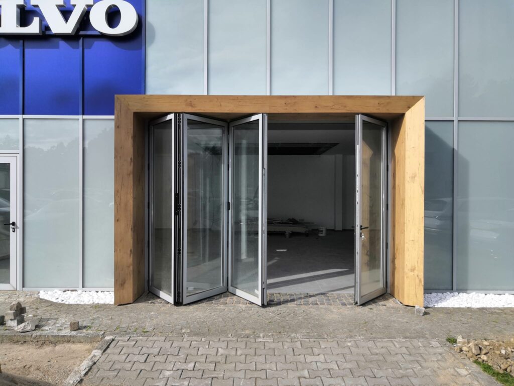 Cadru HPL pentru accesul showroomului