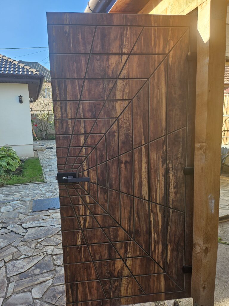 Poartă pietonală cu model geometric CNC