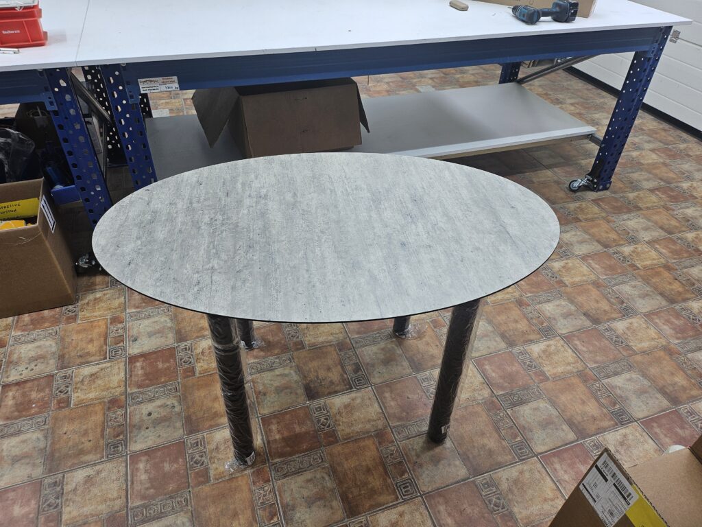 Masă café ovală pe cadru cu patru picioare