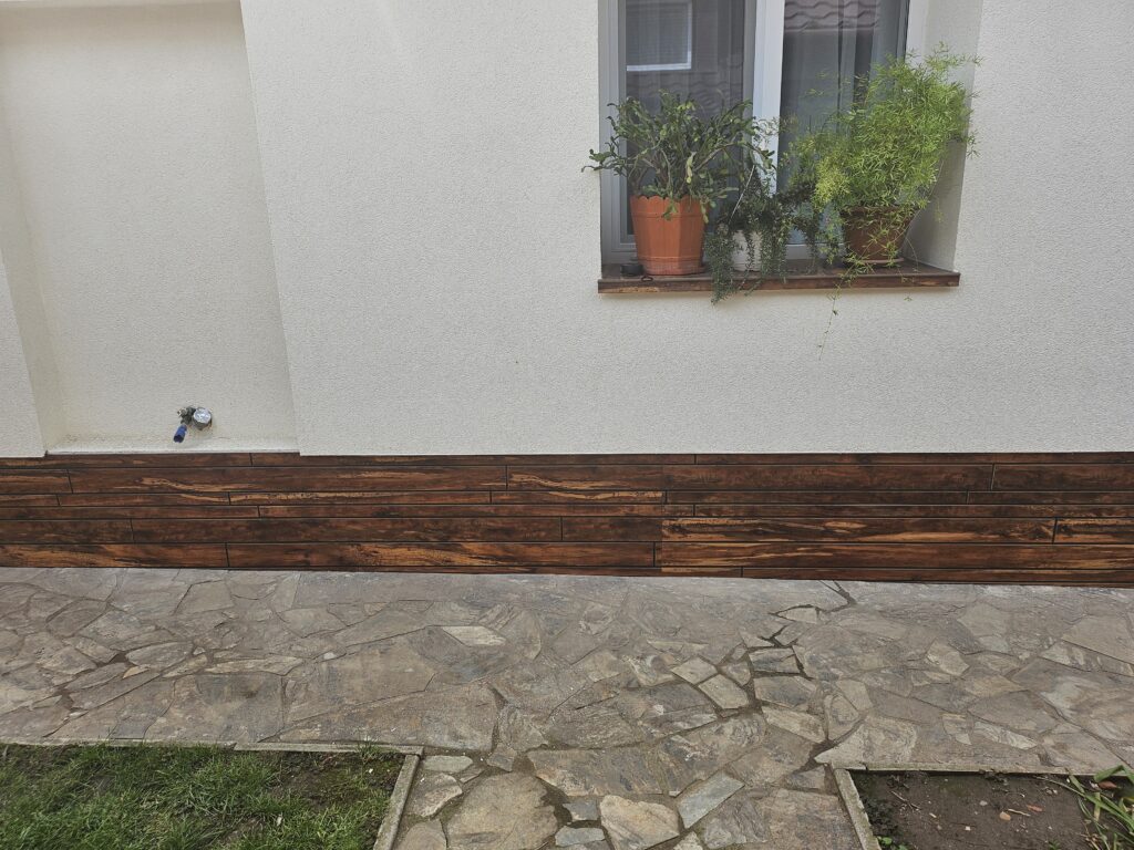 Placare de soclu cu decor lemn